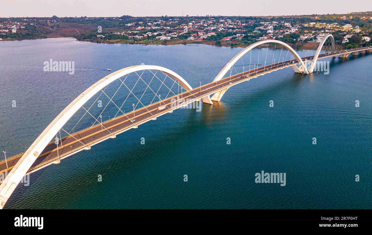 Ponte Juscelino Kubitschek. È un ponte ad arco in acciaio e cemento che attraversa il lago Paranoá a Brasília, Brasile Foto Stock