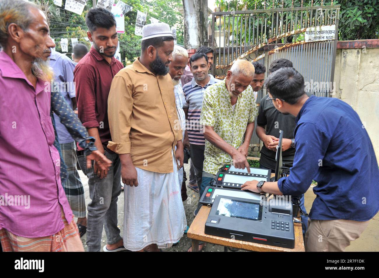 Le elezioni di Sylhet City Corporation sono solo poche settimane dopo. L'Ufficio regionale delle elezioni Sylhet sta facendo una campagna elettorale per le elezioni della Sylhet City Corporation attraverso l'Electronic Voting Machine (EVM) in modo che gli elettori possano votare senza esitazioni. Gli elettori desiderosi si sono riuniti presso i locali della scuola primaria del governo di Madhushahid per la mostra EVM. Sylhet, Bangladesh. Foto Stock