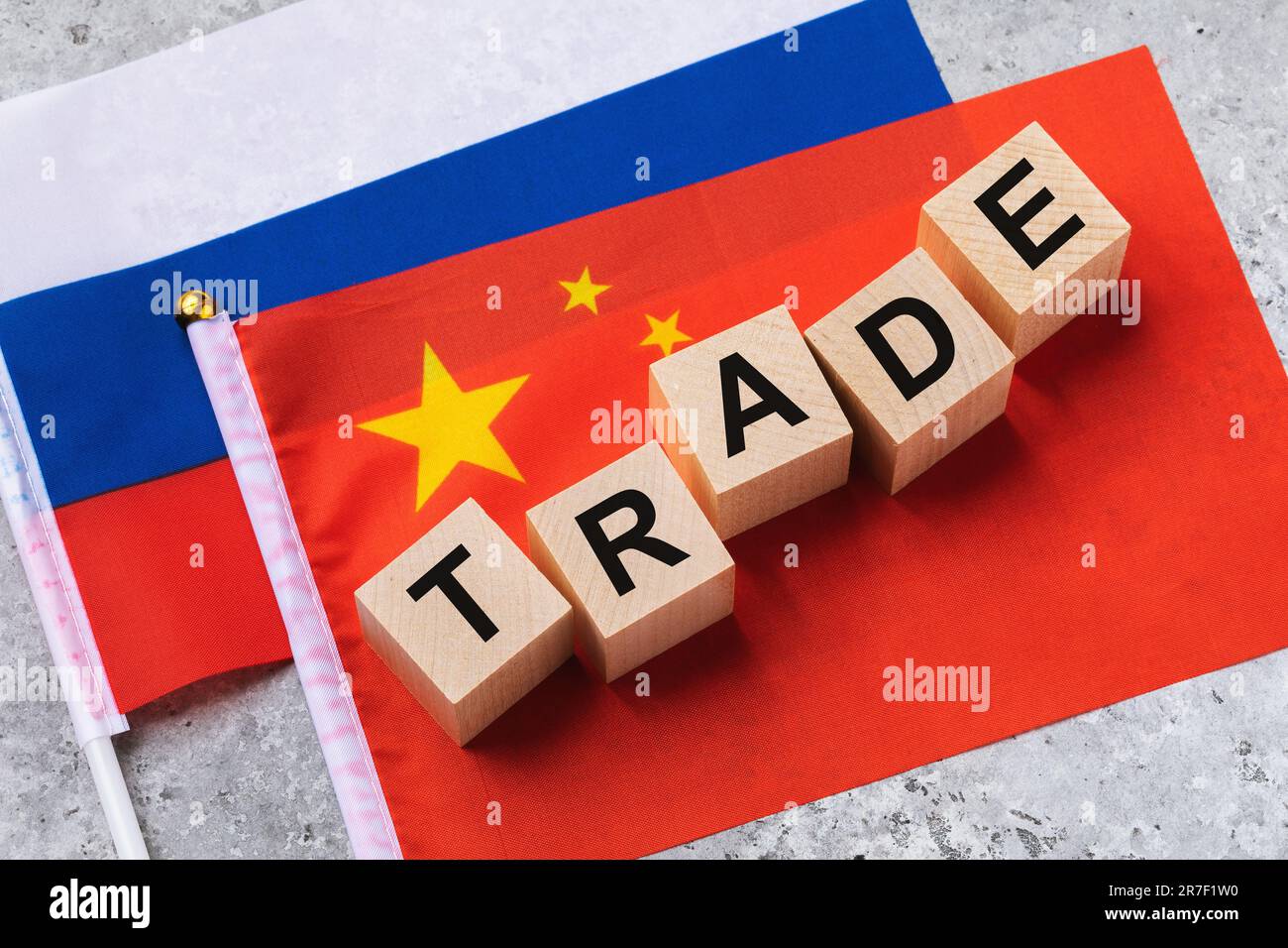 Cubi di legno con testo e bandiere su uno sfondo colorato, un concetto sul tema del commercio tra Cina e Russia Foto Stock