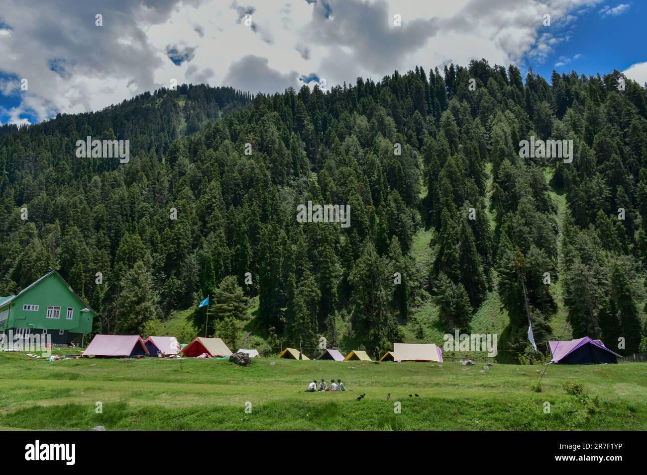 Pahalgam, India. 15th giugno, 2023. I bambini Kashmiri riposano fuori dalle tende durante una giornata di sole nella valle di Aru a Pahalgam, una famosa destinazione turistica, a circa 120kms km a sud di Srinagar, la capitale estiva di Jammu e Kashmir. (Foto di Saqib Majeed/SOPA Images/Sipa USA) Credit: Sipa USA/Alamy Live News Foto Stock