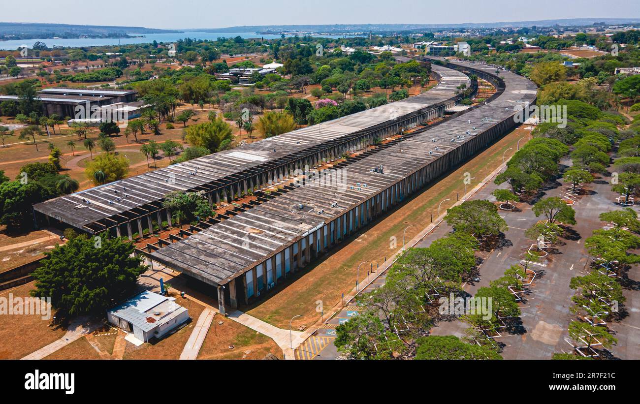 L'Istituto Centrale di Scienze (ICC), noto anche come Minhocão, è il principale edificio accademico dell'Università di Brasília Foto Stock