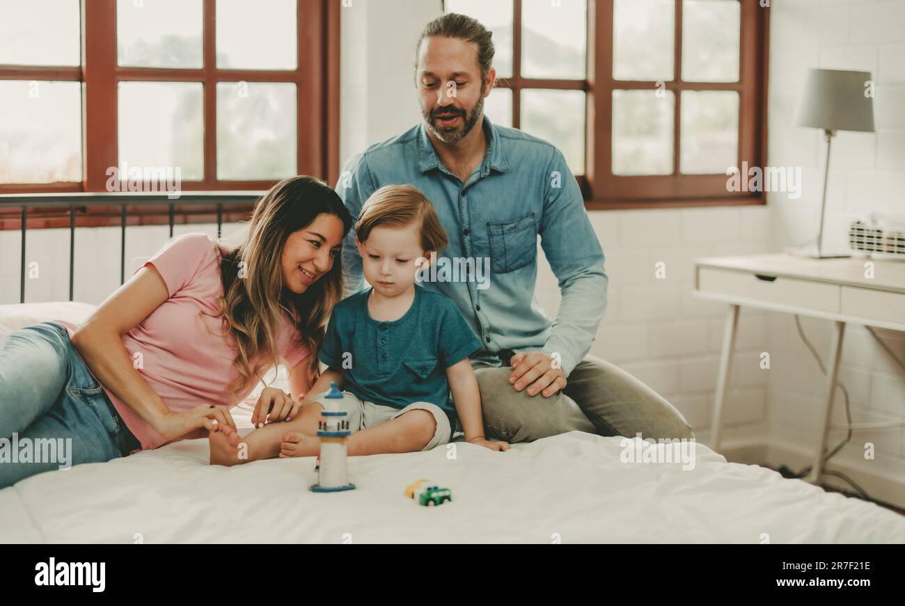 Oltre ad essere divertenti giocattoli educativi e blocchi di costruzione aiutano il bambino a sviluppare il cervello, migliorare la coordinazione oculare della mano, migliorare le capacità motorie, aumentare il conc Foto Stock