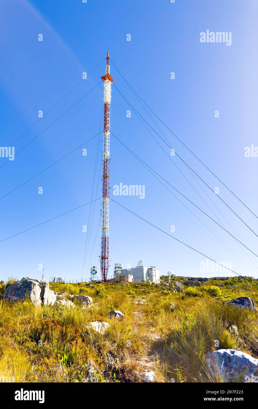 Constantiaberg Telecommunications Tower in cima alla montagna a Città del Capo, Sud Africa Foto Stock