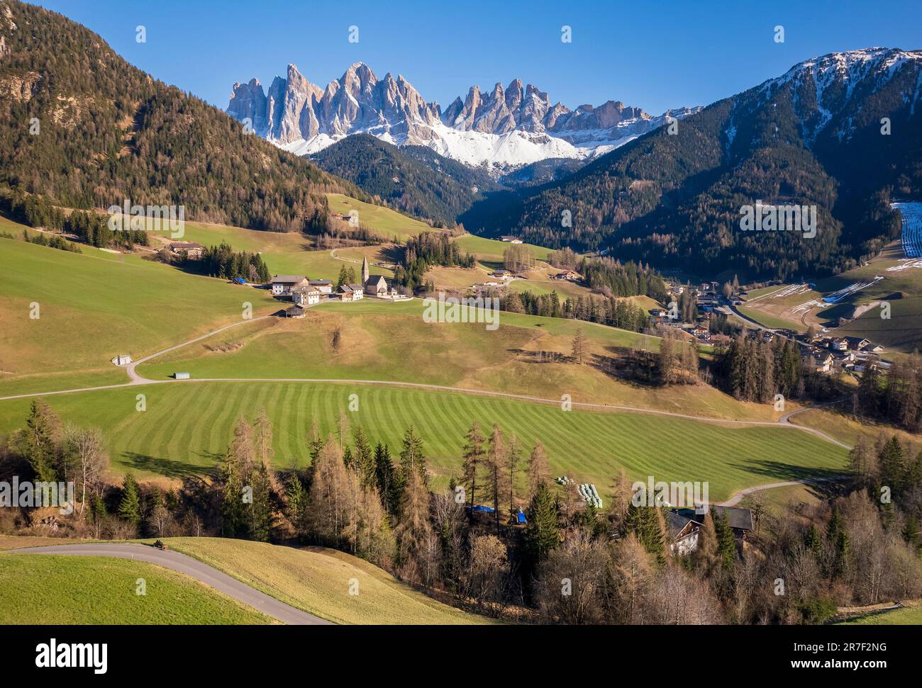 St Magdalena-Santa Maddalena con Odle (Geislergruppe) gruppo di montagna dietro, Dolomiti, Villnoss-Funes, Trentino-Alto Adige/Sudtirol, Italia Foto Stock