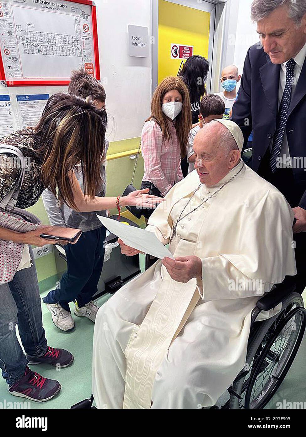 Roma, Roma. 15th giugno, 2023. Italia, Roma, 2023/6/15 . Papa Francesco (C) Visita al Dipartimento di Oncologia pediatrica e Neurochirurgia infantile al decimo piano del Policlinico Gemelli di Roma Fotografia Vaticana Media /Catholic Press Foto LIMITATA ALL'USO EDITORIALE - NO MARKETING - NO CAMPAGNE PUBBLICITARIE/MIGLIORE QUALITÀ DISPONIBILE SOLO MATERIALE EDITORIALE Credit: Agenzia indipendente per le foto/Alamy Live News Foto Stock