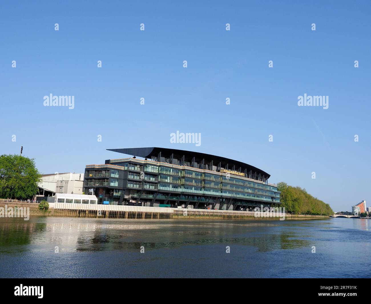 Lo stadio di calcio Craven Cottage mostra il nuovo stand Riverside visto dal Tamigi Foto Stock