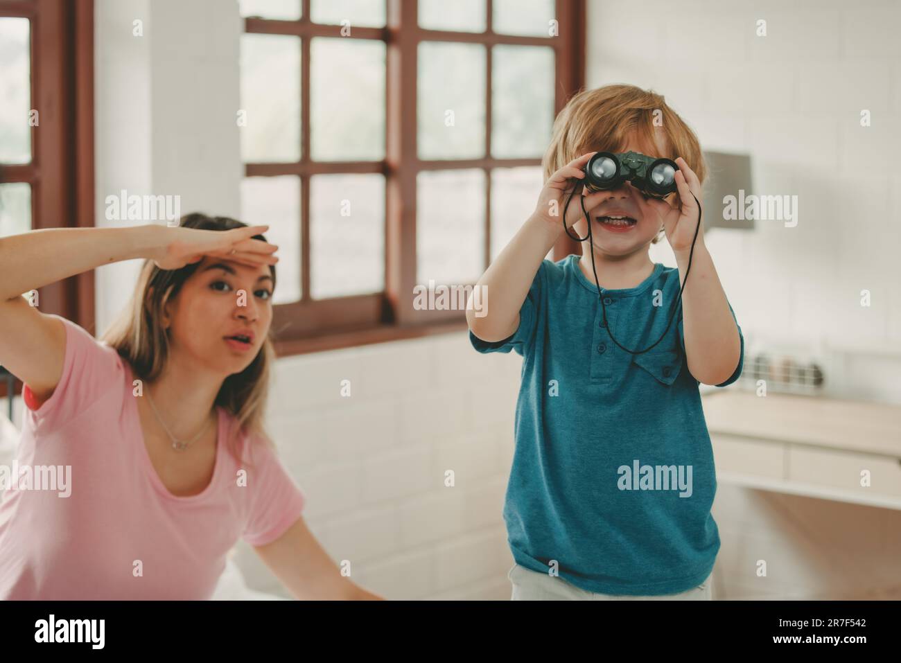 Oltre ad essere divertenti giocattoli educativi e blocchi di costruzione aiutano il bambino a sviluppare il cervello, migliorare la coordinazione oculare della mano, migliorare le capacità motorie, aumentare il conc Foto Stock