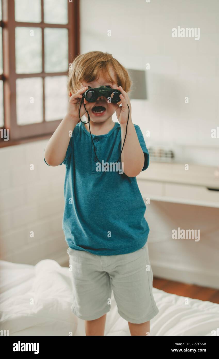 Oltre ad essere divertenti giocattoli educativi e blocchi di costruzione aiutano il bambino a sviluppare il cervello, migliorare la coordinazione oculare della mano, migliorare le capacità motorie, aumentare il conc Foto Stock