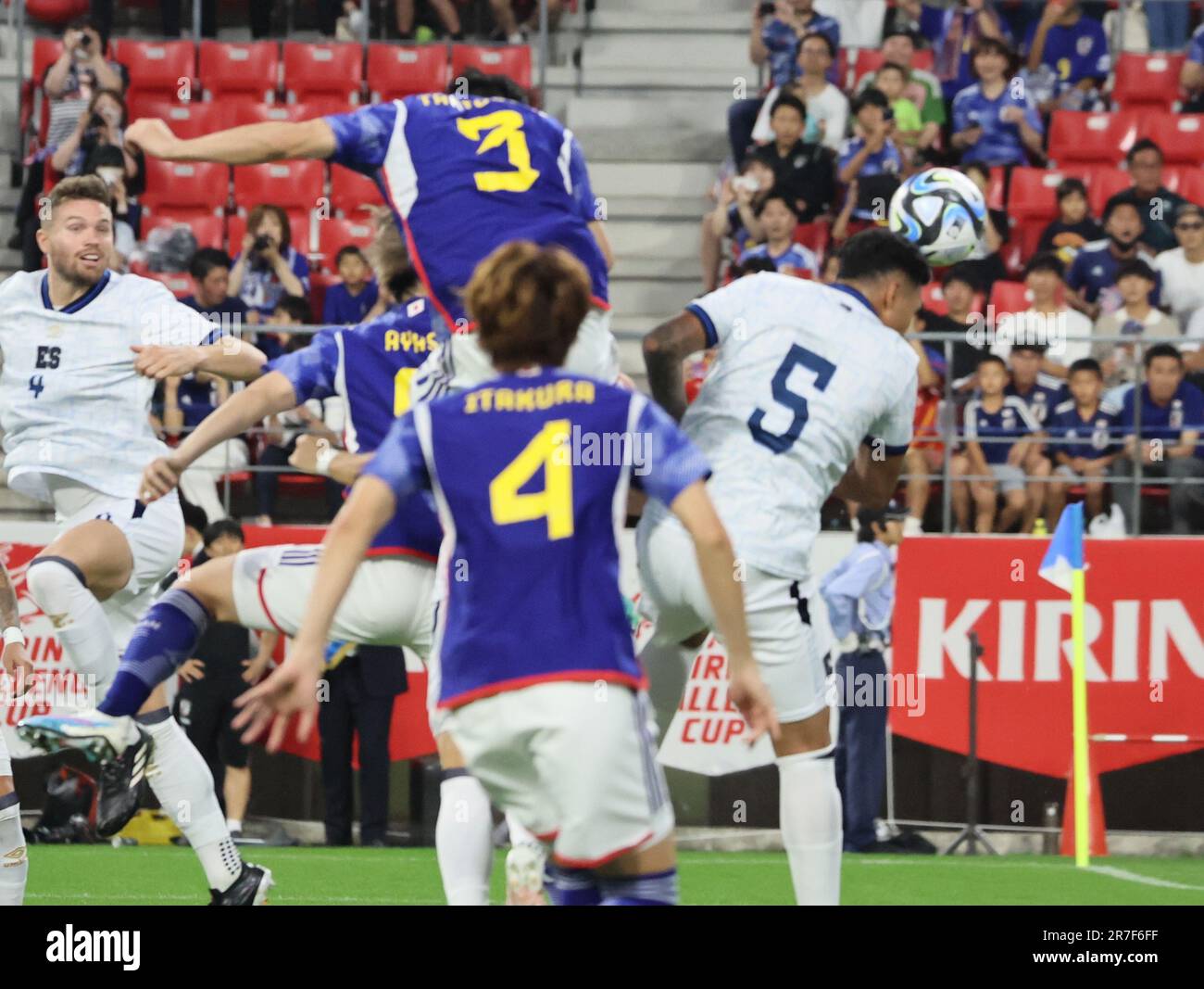 Toyota, Giappone. 15th giugno, 2023. Il giapponese Shogo Taniguchi (#3) dirige la palla per segnare un gol contro El Salvador durante una partita internazionale amichevole Kirin Challenge Cup presso lo stadio Toyota di Toyota, nella prefettura di Aichi, giovedì 15 giugno 2023. Il Giappone sconfisse El Salvador 6-0. (Foto di Yoshio Tsunoda/AFLO) Foto Stock