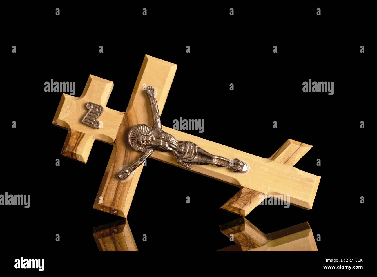 Una croce chiesa in legno, macro, isolata su sfondo bianco. Foto Stock