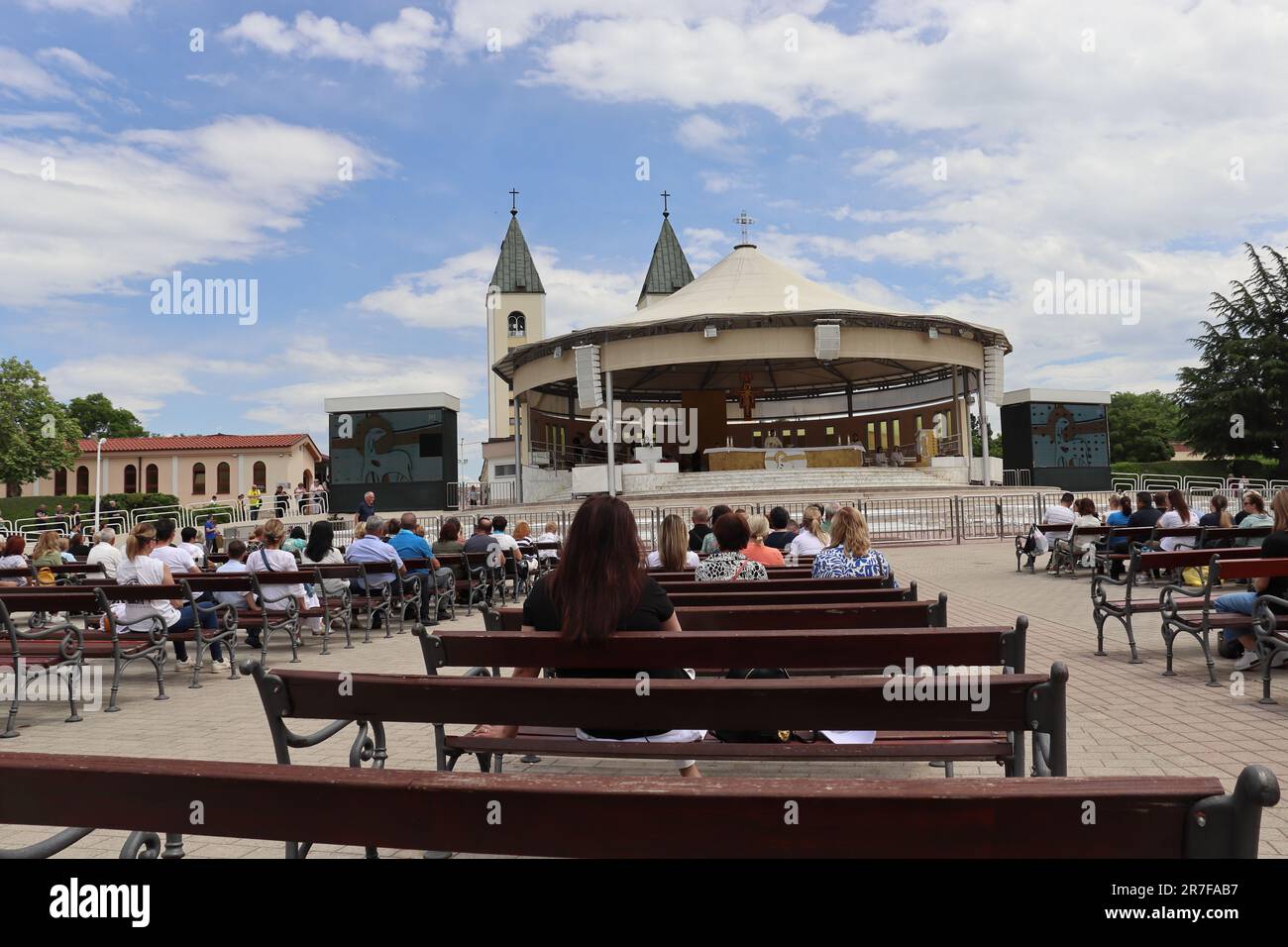 Medjugorje, luogo di pace e di pellegrinaggio. Raduno di credenti in pace nella chiesa e nell'area circostante la chiesa e un appello alla preghiera. Foto Stock