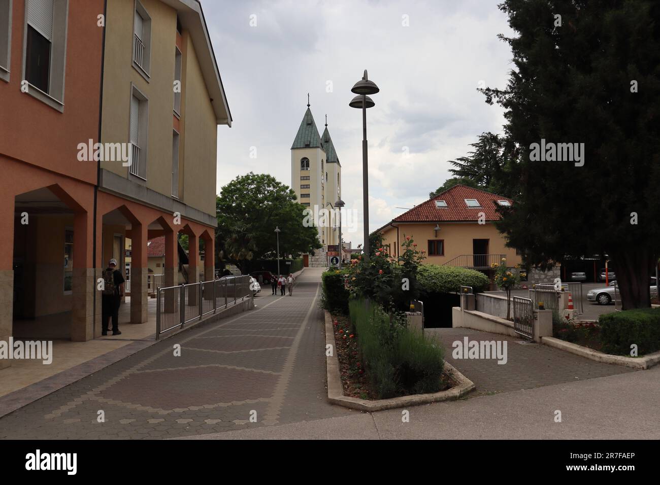 Medjugorje, luogo di pace e di pellegrinaggio. Raduno di credenti in pace nella chiesa e nell'area circostante la chiesa e un appello alla preghiera. Foto Stock