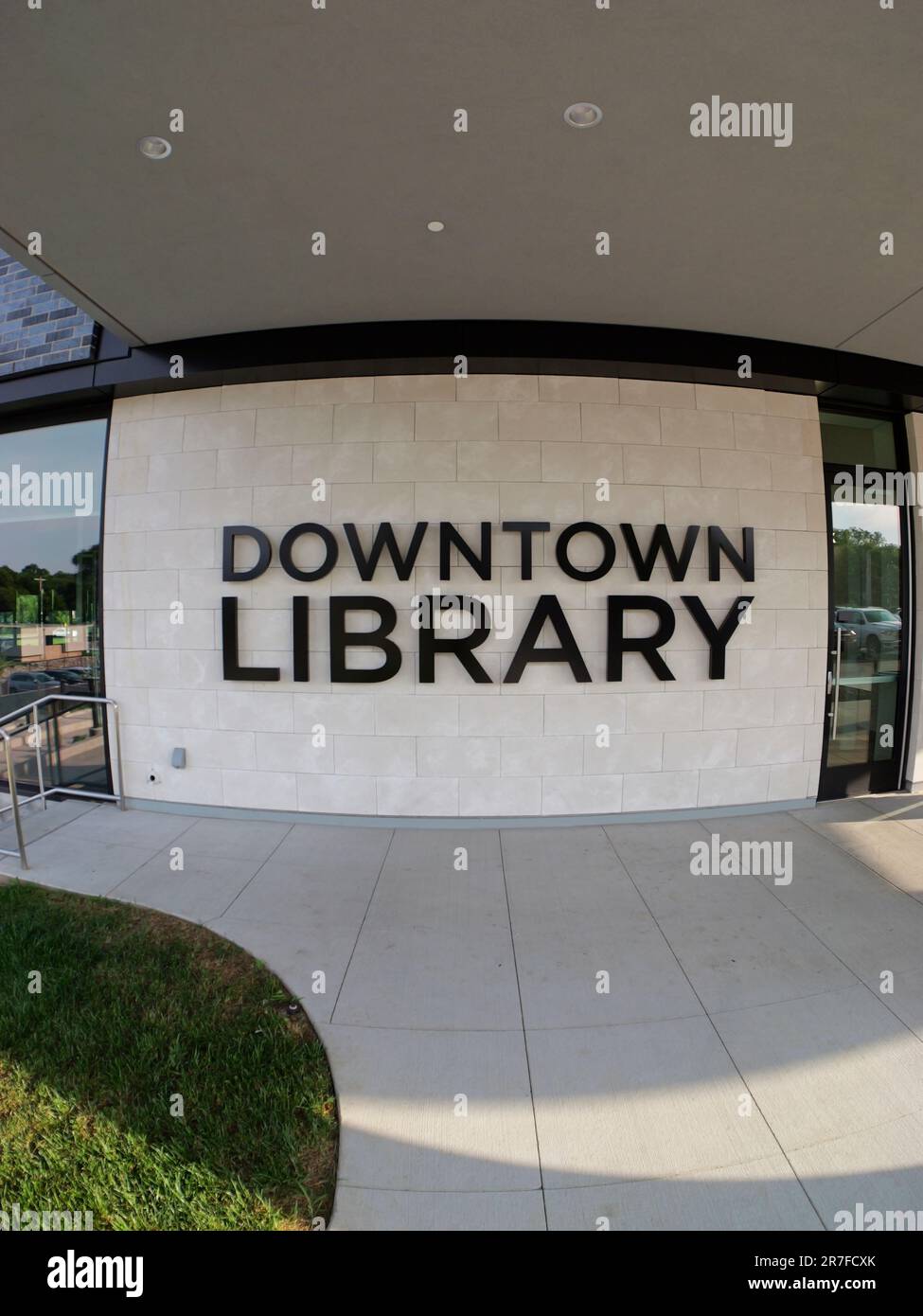 Olathe, Kansas - 13 giugno 2023: Vista a fisheye della biblioteca pubblica di Olathe nel centro di New Downtown nella contea di Johnson, Kansas Foto Stock