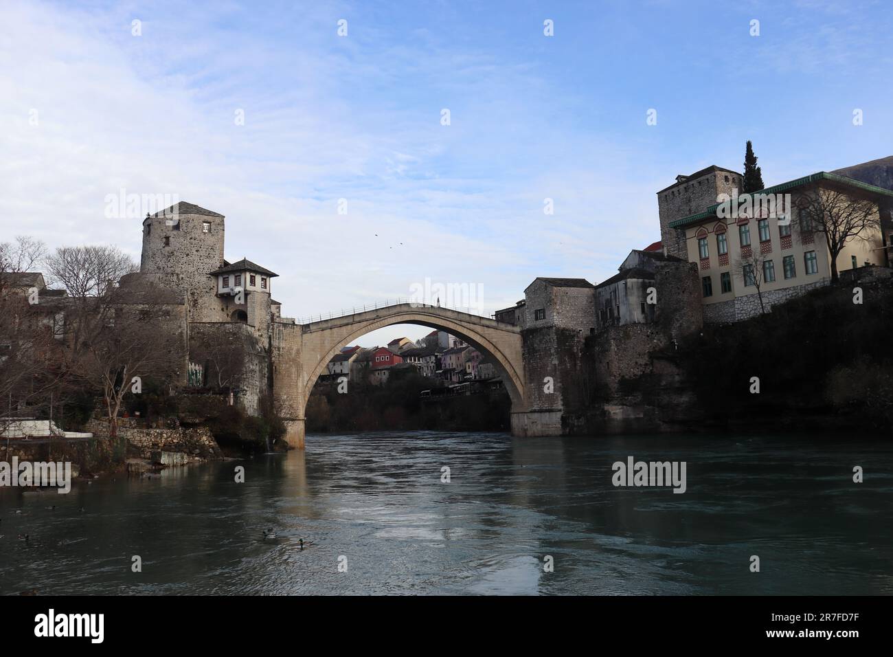 La città dei ponti, le foto mostrano la parte vecchia della città, il centro, la vista di Mostar di notte e la caratteristica più importante della città... Foto Stock