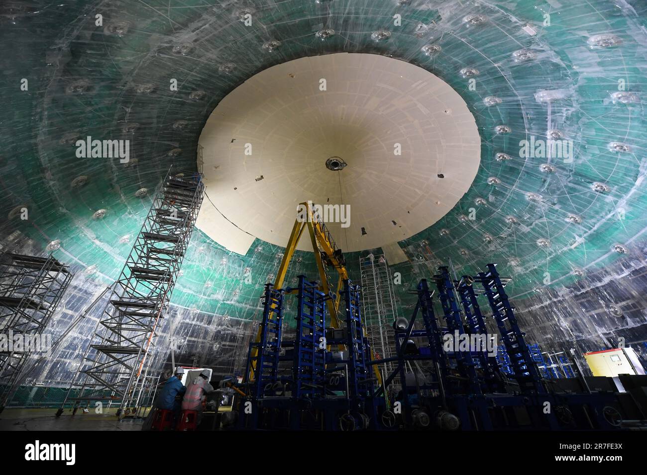 Jiangmen. 15th giugno, 2023. Questa foto scattata il 15 giugno 2023 mostra il sito di costruzione dell'osservatorio sotterraneo dei neutrini a Jiangmen, nella provincia del Guangdong, nel sud della Cina. Un osservatorio neutrino è stato costruito a 700 metri di profondità a Jiangmen. La costruzione del suo rilevatore centrale è prevista per il 2024. Uno dei suoi principali obiettivi di questo osservatorio è quello di determinare la gerarchia di massa dei neutrini. Credit: Deng Hua/Xinhua/Alamy Live News Foto Stock