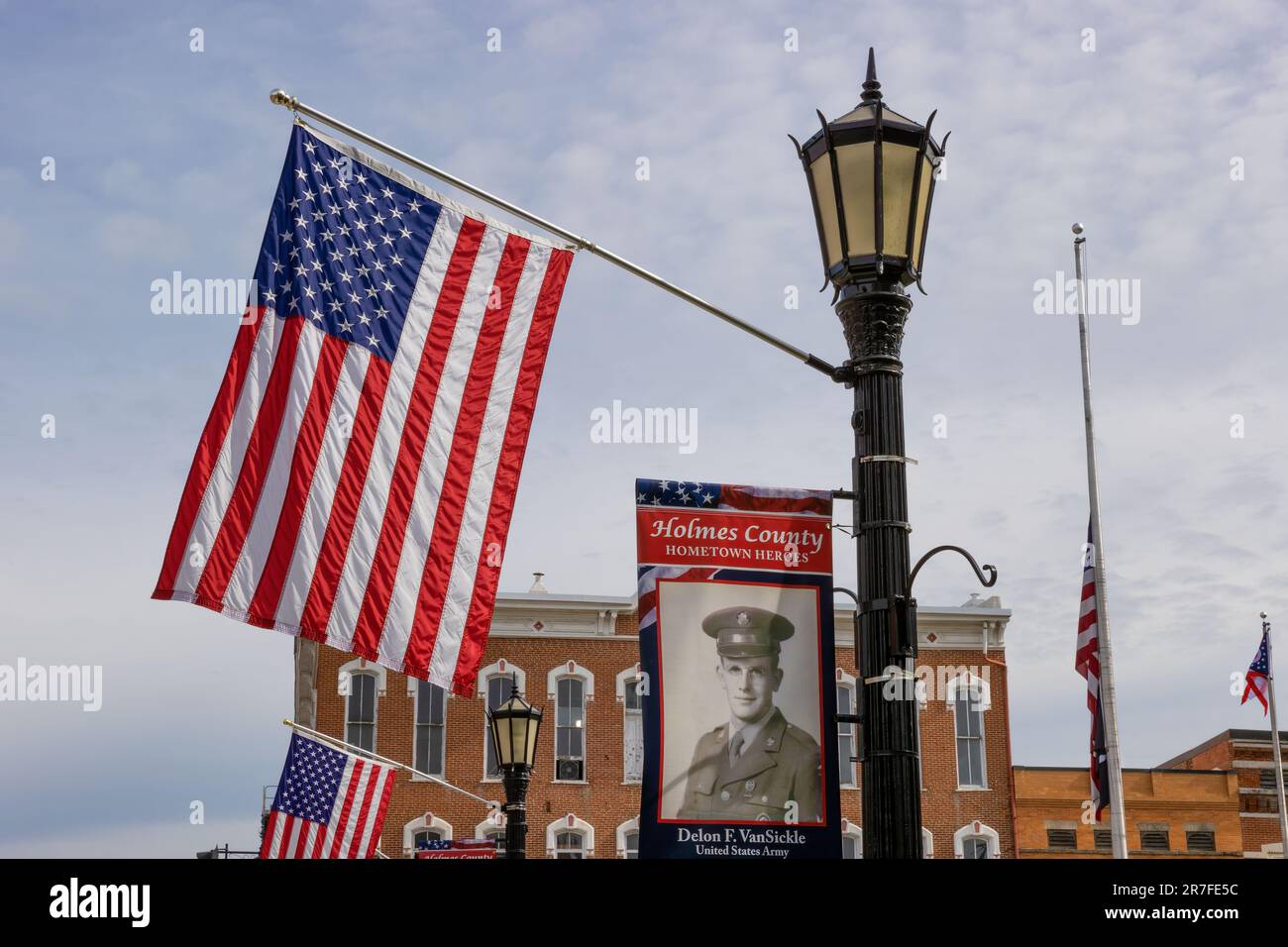 Millersburg, Ohio, USA - Maggio 16. 2023:siti patrotici visti nel centro storico di Millersburg. Foto Stock