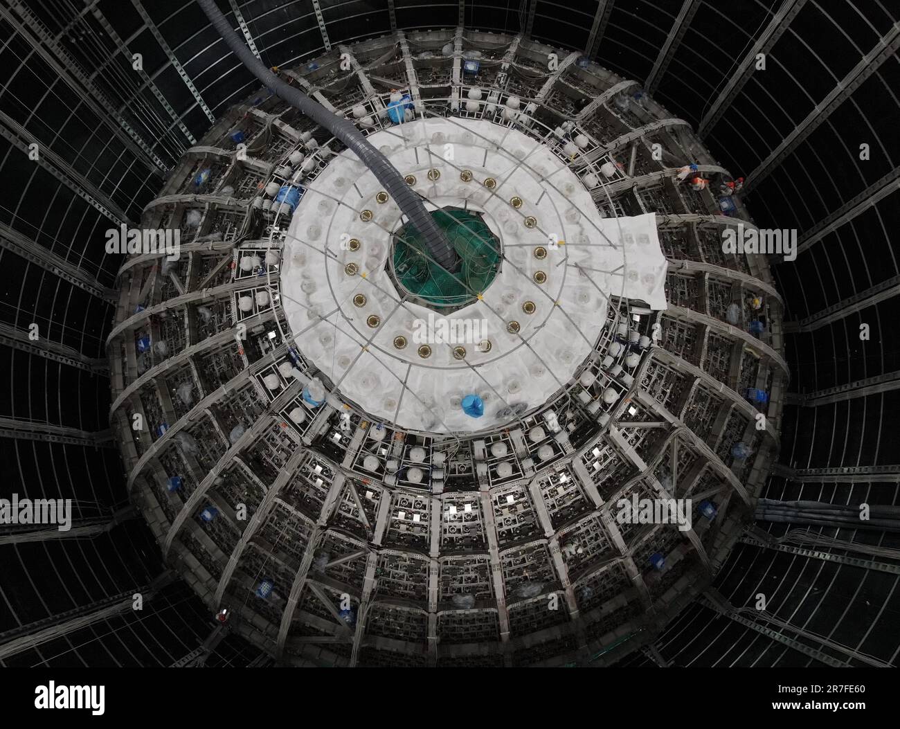 Jiangmen. 14th giugno, 2023. Questa foto aerea scattata il 14 giugno 2023 mostra il sito di costruzione dell'osservatorio sotterraneo dei neutrini a Jiangmen, nella provincia del Guangdong, nel sud della Cina. Un osservatorio neutrino è stato costruito a 700 metri di profondità a Jiangmen. La costruzione del suo rilevatore centrale è prevista per il 2024. Uno dei suoi principali obiettivi di questo osservatorio è quello di determinare la gerarchia di massa dei neutrini. Credit: Deng Hua/Xinhua/Alamy Live News Foto Stock