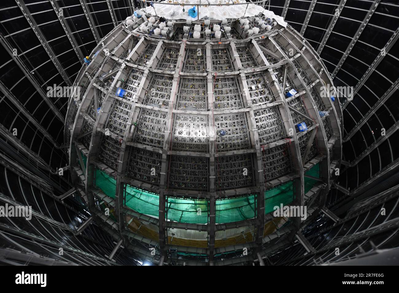 Jiangmen. 15th giugno, 2023. Questa foto scattata il 15 giugno 2023 mostra il sito di costruzione dell'osservatorio sotterraneo dei neutrini a Jiangmen, nella provincia del Guangdong, nel sud della Cina. Un osservatorio neutrino è stato costruito a 700 metri di profondità a Jiangmen. La costruzione del suo rilevatore centrale è prevista per il 2024. Uno dei suoi principali obiettivi di questo osservatorio è quello di determinare la gerarchia di massa dei neutrini. Credit: Deng Hua/Xinhua/Alamy Live News Foto Stock