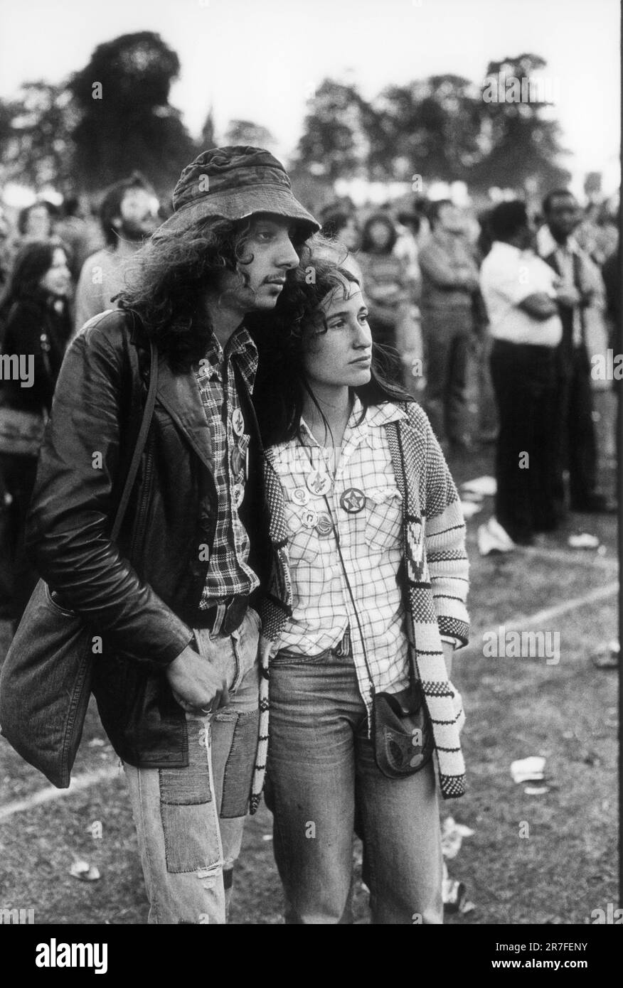 Rock Against Racism 1970s Brockwell, Una coppia che ascolta la musica a Brockwell Park al Rock Against Racism March and Concert. Marciarono da Hyde Park a Brockwell Park vicino a Brixton. 70s South London, Inghilterra 1978 UK HOMER SYKES Foto Stock