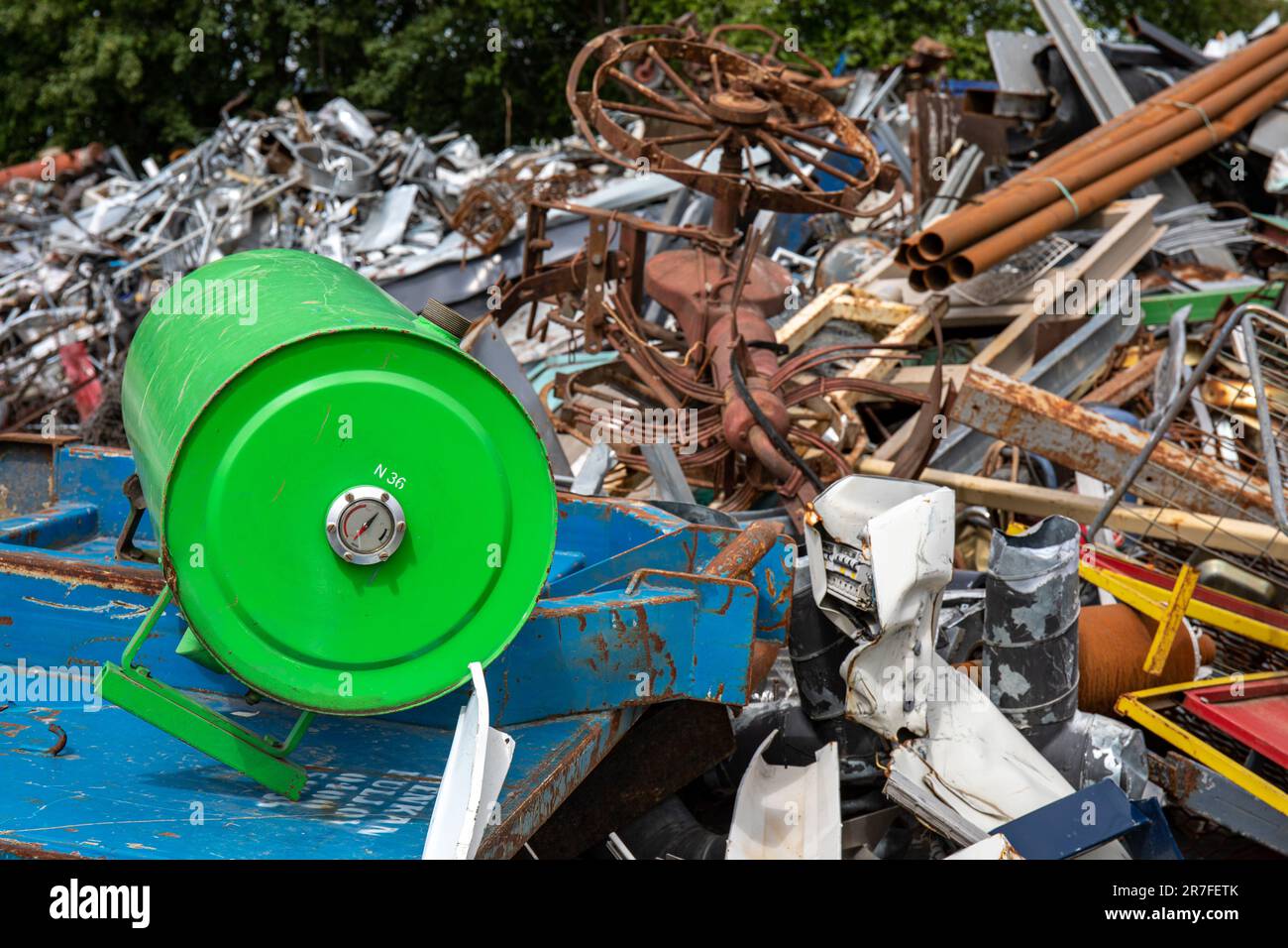 Recycling.pile di rottami metallici presso il sito di raccolta dei materiali riciclabili o il cantiere di rottamazione nel distretto di Kyläsaari, Helsinki, Finlandia. Foto Stock
