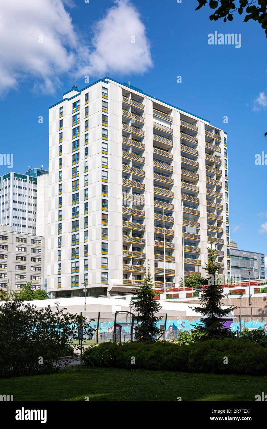 Edificio residenziale in una soleggiata giornata estiva nel quartiere Merihaka di Helsinki, Finlandia Foto Stock