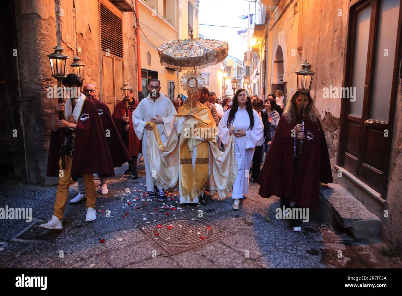 Pagani, Italia. 11th giugno, 2023. Processione per le strade del Centro storico di sacerdoti, suore, fedeli e religiose, nella solennità del Corpus Domini del 11 giugno 2023. La solennità del corpo Santo e del sangue di Cristo o, prima della riforma liturgica del 1969, Festum SS.mi Corporis Christi, comunemente noto con l'espressione latina Corpus Christi, è una delle principali solennità dell'anno liturgico della Chiesa cattolica. (Foto di Pasquale Senatore/Pacific Press/Sipa USA) Credit: Sipa USA/Alamy Live News Foto Stock