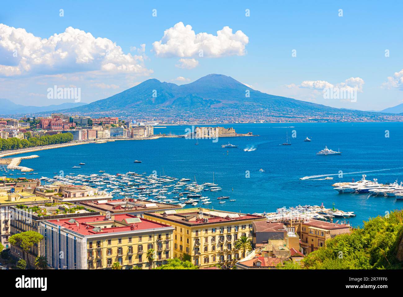 Napoli, Italia. Agosto 31, 2021. Vista sul Golfo di Napoli dalla collina di Posillipo con il Vesuvio sullo sfondo. Foto Stock