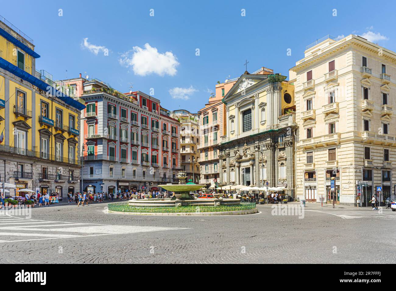 Napoli, Italia. Vista su Piazza Trieste e Trento in una giornata di sole nel mese di agosto. In primo piano, la cosiddetta Fontana dei carciofi. Sullo sfondo il San F Foto Stock