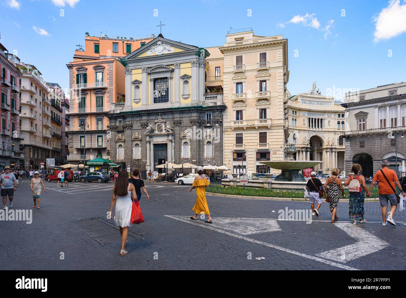 Napoli, Italia. Vista su Piazza Trieste e Trento in una giornata di sole nel mese di agosto. In primo piano alcune persone che attraversano la piazza. 2022-08-20. Foto Stock