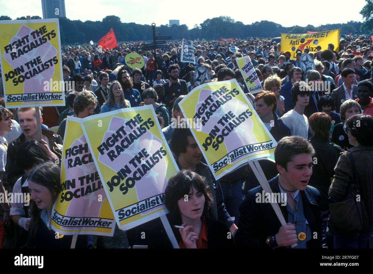 Rock Against Racism 1970s Londra, Inghilterra 1978. Rock Against Racism Rally Hyde Park, striscioni leggono Fight the Racialists join the Socialists, sponsorizzato dal partito Socialists Workers. HOMER SYKES DEGLI ANNI '70 DEL REGNO UNITO Foto Stock Rock Against Racism 1970s Londra, Inghilterra 1978. Rock Against Racism Rally Hyde Park, striscioni leggono Fight the Racialists join the Socialists, sponsorizzato dal partito Socialists Workers. HOMER SYKES DEGLI ANNI '70 DEL REGNO UNITO Foto Stock