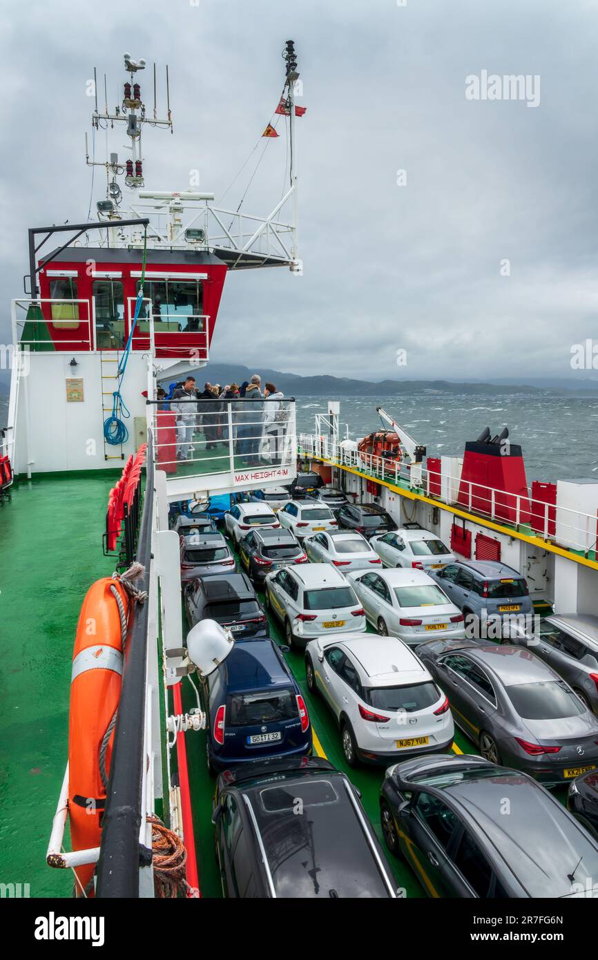 Auto in traghetto tra Armadale sull'Isola di Skye e Maillaig nelle Highlands nord-occidentali, Scozia, Regno Unito Foto Stock