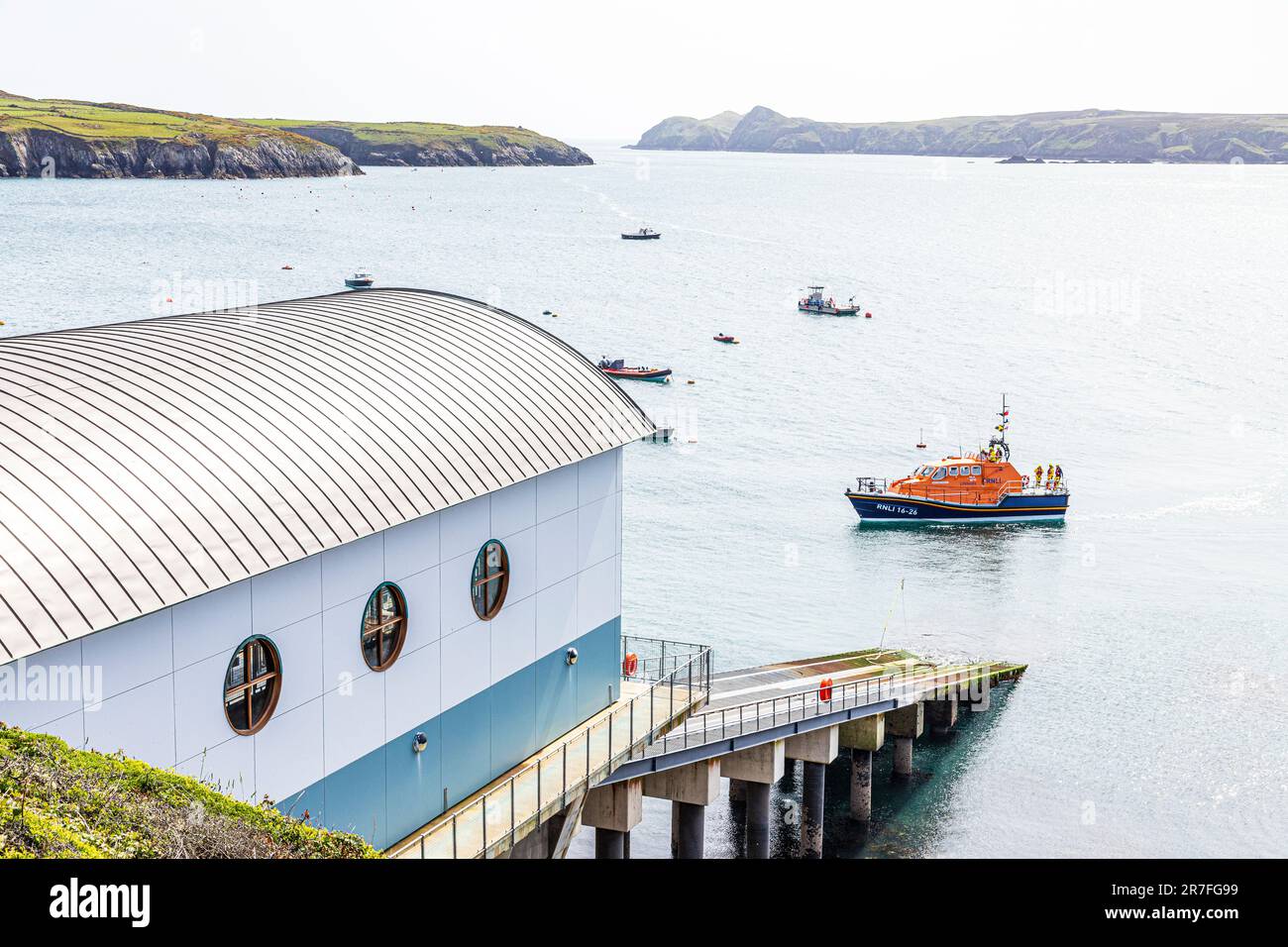 La scialuppa di salvataggio di classe Tamar RNLB Norah Wortley torna dopo un esercizio alla nuova stazione di scialuppa di salvataggio a St Justinas, Pembrokeshire, Galles UK Foto Stock