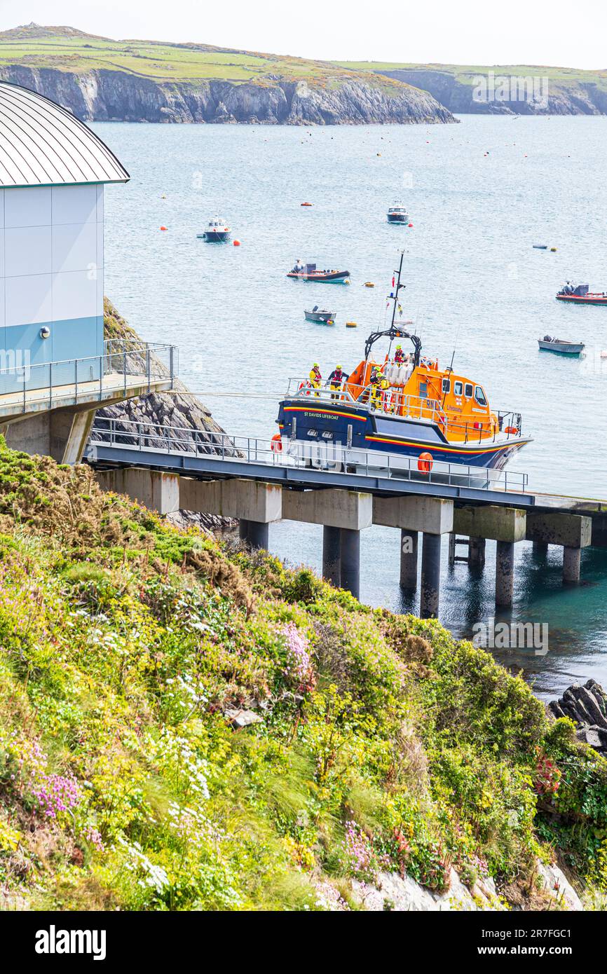 La scialuppa di salvataggio di classe Tamar RNLB Norah Wortley torna dopo un esercizio alla nuova stazione di scialuppa di salvataggio a St Justinas, Pembrokeshire, Galles UK Foto Stock