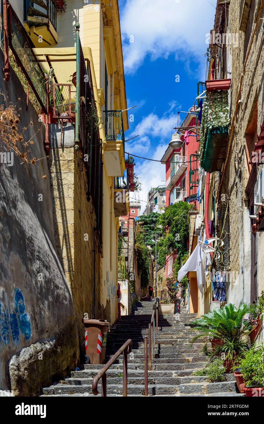 Napoli, Italia. Scorcio delle caratteristiche case di scalinata del Petraio che portano al colle di San Martino, Vomero. Verticale Foto Stock