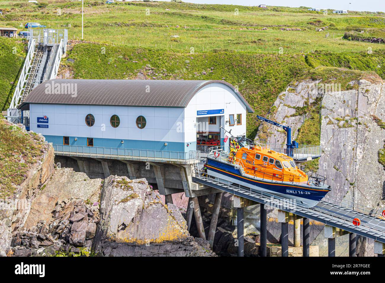 Pulizia della scialuppa di salvataggio in classe Tamar RNLB Norah Wortley dopo un esercizio presso la nuova stazione di scialuppa di salvataggio a St Justinas, Pembrokeshire, Galles UK Foto Stock