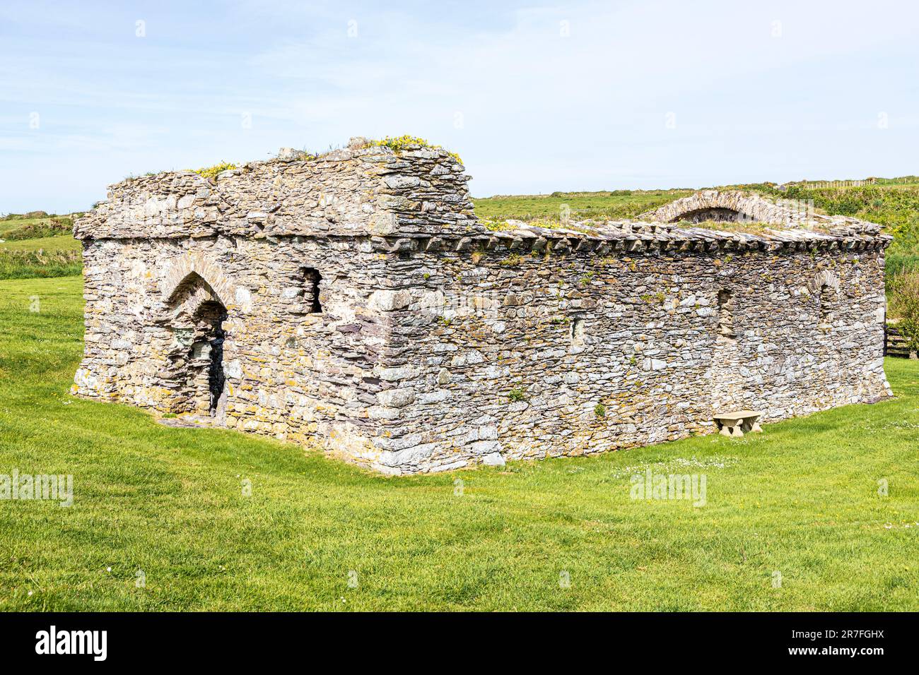 Le rovine della Cappella di San Giustiniano dei primi del 16th° secolo a San Giustiniano, sulla penisola di San Davide, nel Pembrokeshire Coast National Park, Galles Foto Stock