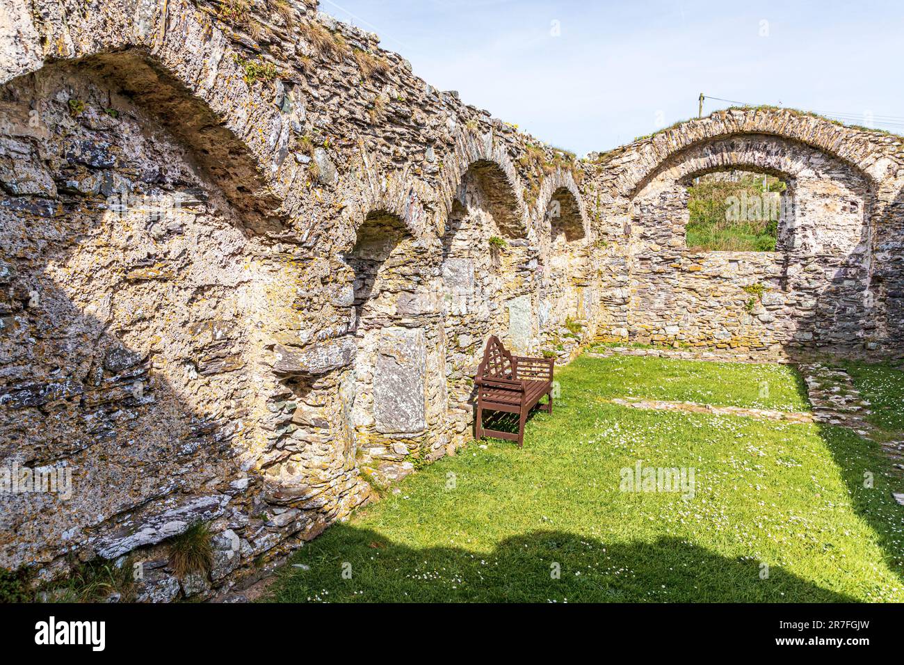 Le rovine della Cappella di San Giustiniano dei primi del 16th° secolo a San Giustiniano, sulla penisola di San Davide, nel Pembrokeshire Coast National Park, Galles Foto Stock