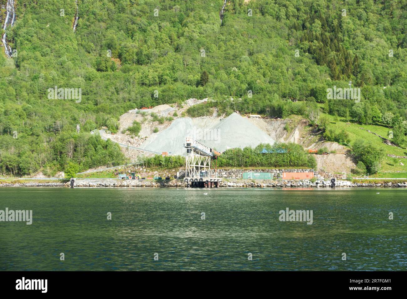 L'impianto di lavorazione Treneset di Steinvik Olivin, azienda produttrice di scorie per l'industria metallurgica e fonderia, con una stazione intermedia Foto Stock