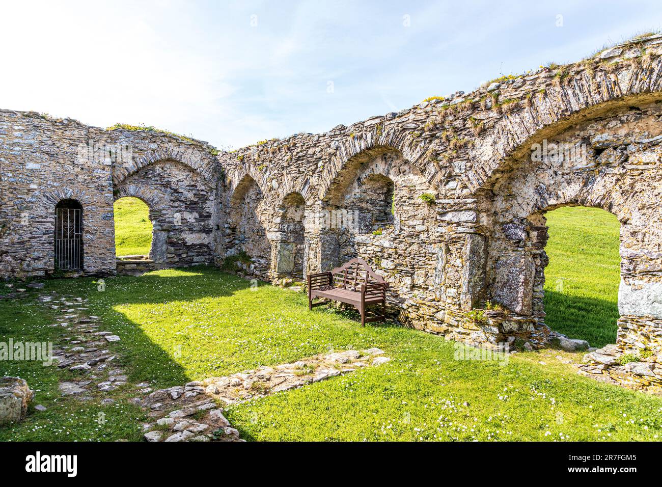 Le rovine della Cappella di San Giustiniano dei primi del 16th° secolo a San Giustiniano, sulla penisola di San Davide, nel Pembrokeshire Coast National Park, Galles Foto Stock