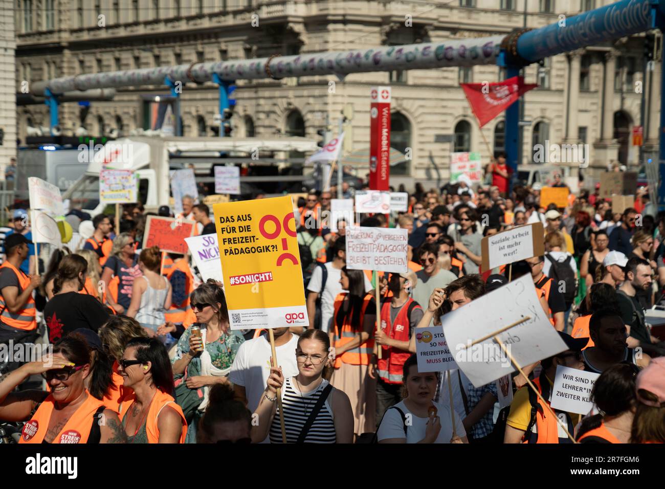 Vienna, Austria. 15. Giugno 2023. Freizeitpädagogen insegnanti che protestano per un sistema educativo equo „Bildungssystem“, più insegnanti, salari equi e contro un progetto riformato dal governo austriaco composto dal partito „ÖVP“ e „Die Grünen“ alla Votivkirche nel centro di Vienna. „Protesta contro la distruzione di un rinomato sistema." ©Andreas Stroh Foto Stock