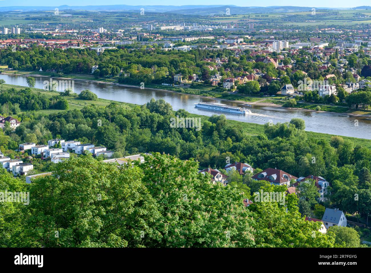La vista dalla ferrovia sospesa di Dresda - la Schebebahn, che porta i passeggeri fino al punto panoramico superiore che si affaccia sul fiume Elba. Foto Stock