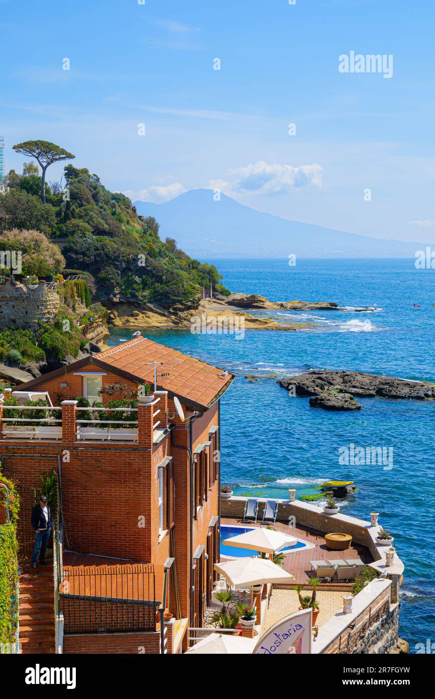 Napoli, Italia. A Posillipo, vista sul mare dal Marechiaro. Sullo sfondo il Vesuvio. 2023-04-23. Foto Stock