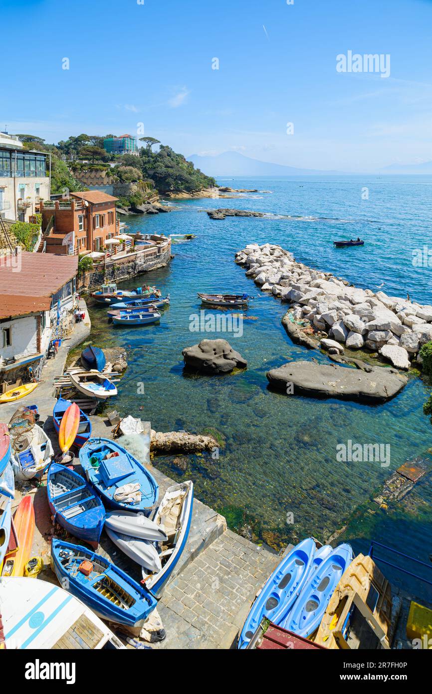 Napoli, Italia. A Posillipo, vista sul porto turistico del borgo marinaro di Marechiaro con le barche dei pescatori. Sullo sfondo il Vesuvio. 202 Foto Stock