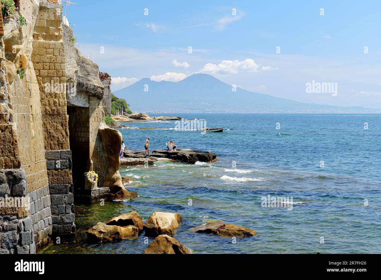 Napoli, Italia. Vista dal mare di Marechiaro a Posillipo, sul Vesuvio. 2023-04-23. Foto Stock