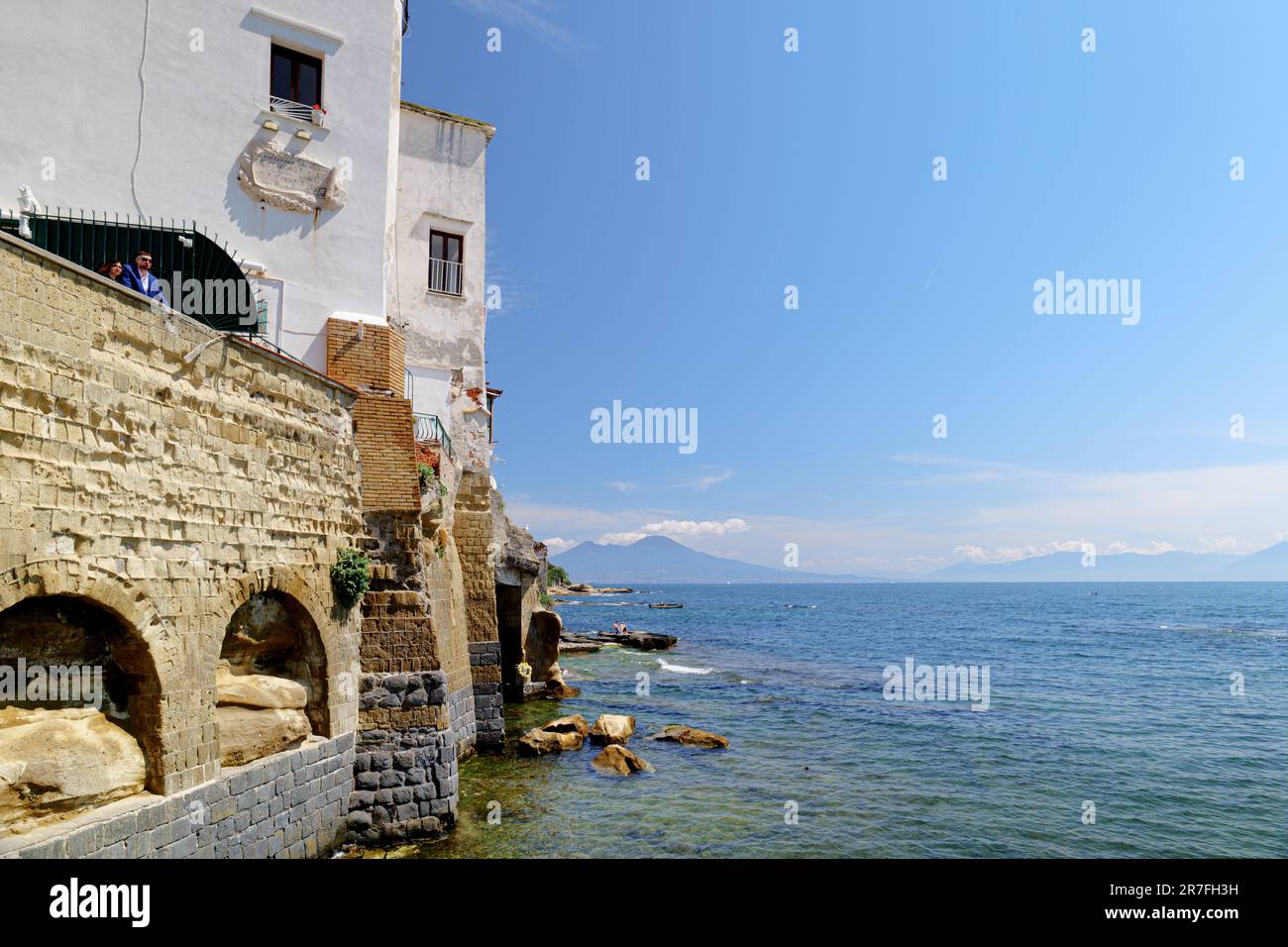 Napoli, Italia. Vista dal mare del borgo marinaro di Marechiaro a Posillipo, sul Vesuvio. 2023-04-23. Foto Stock