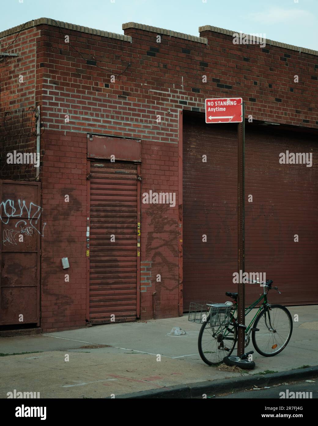 Nessun cartello di fronte ad un vecchio edificio in mattoni, Sunset Park, Brooklyn, New York Foto Stock