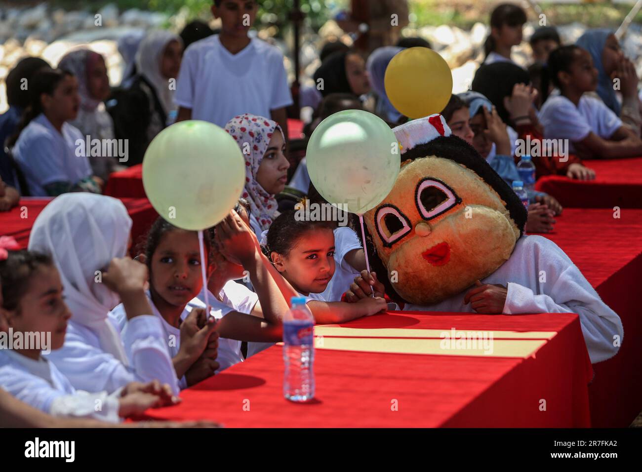 I bambini palestinesi partecipano ad un campo estivo volto a sostenere la salute mentale dei bambini orfani nella striscia di Gaza, il 15 giugno 2023. Foto Stock