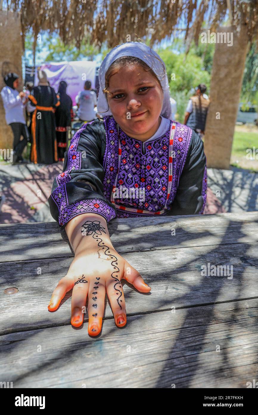 I bambini palestinesi partecipano ad un campo estivo volto a sostenere la salute mentale dei bambini orfani nella striscia di Gaza, il 15 giugno 2023. Foto Stock