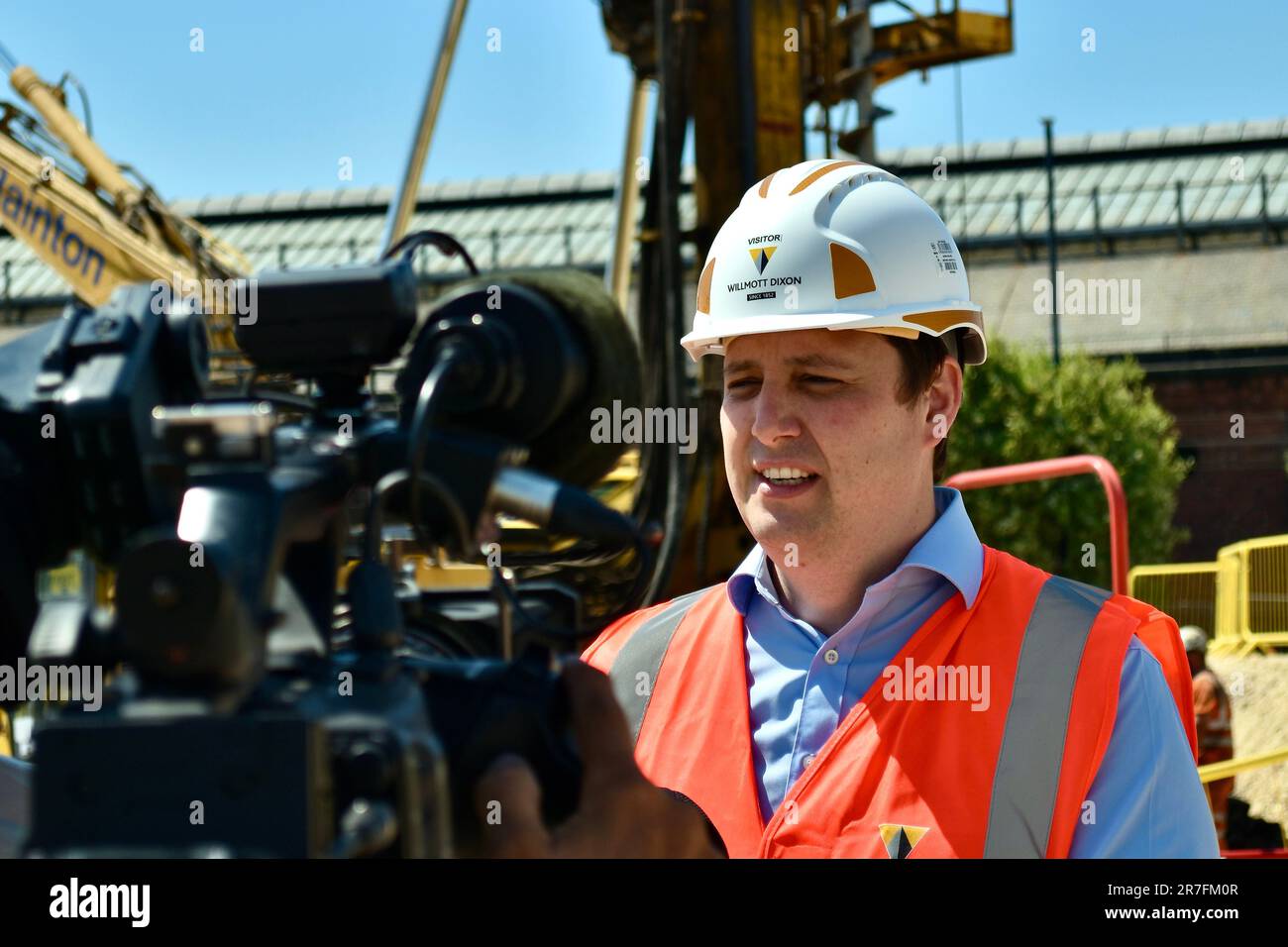 Darlington, Regno Unito. 15 giu 2023. Il sindaco di Tee Valley, ben Houchen, ha parlato oggi con i media mentre sono in corso lavori per trasformare la stazione di Darlington al fine di migliorare i collegamenti di trasporto locali e nazionali della regione. Il governo ha recentemente confermato un impegno di 93m milioni di sterline per la ristrutturazione della stazione. Il regime è inoltre sostenuto da 33m milioni di sterline provenienti dalla Tees Valley Combined Authority. Questo porta l'investimento totale per il progetto a quasi £140m fino ad oggi. Credit: Teesside Snapper/Alamy Live News Foto Stock