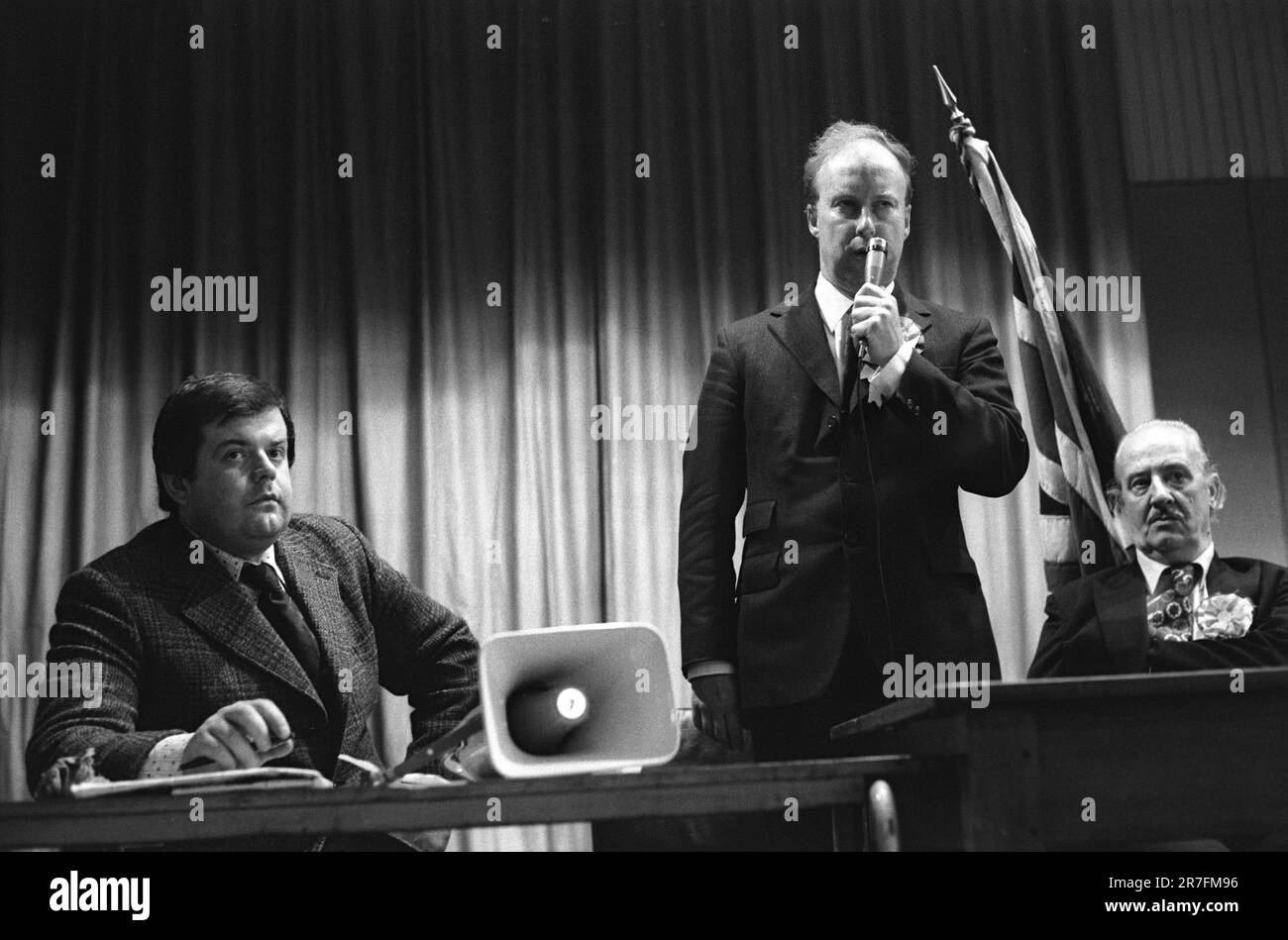 John Tyndall leader del fronte Nazionale. Walsall, Birmingham, Inghilterra circa 1976. Incontro del fronte Nazionale NF dopo marzo attraverso il sobborgo di Birmingham di Walsall North durante una by-elezione locale. L-R Martin Webster, John Tyndall e il candidato al fronte Nazionale Charles Parker. Foto Stock